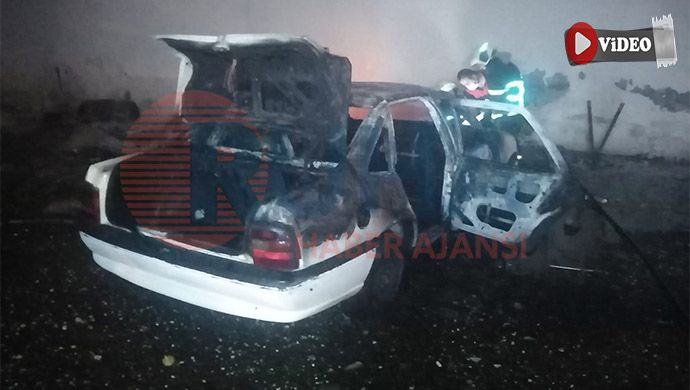 Urfa'da çakmakla oynayan çocuklar 2 otomobili yaktı