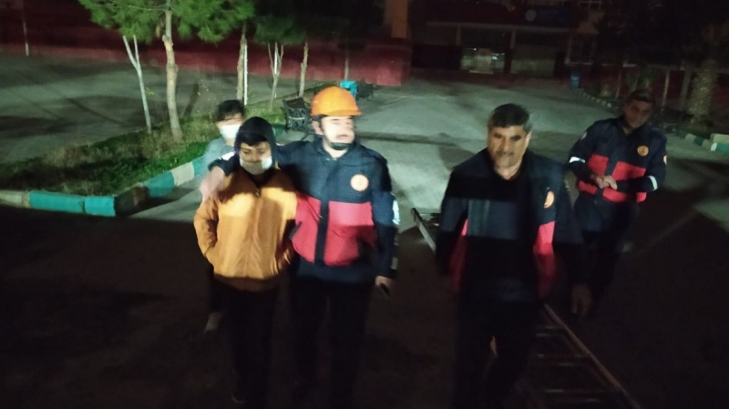 Urfa'da EBA'ya girmek için gittiği okulda mahsur kaldı! İtfaiye kurtardı-(Video)