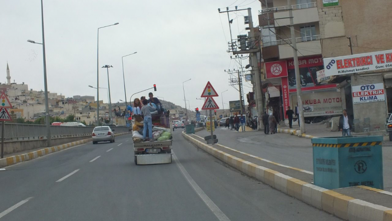 Urfa’da Kamyonet Üstünde Tehlikeli Yolculuk