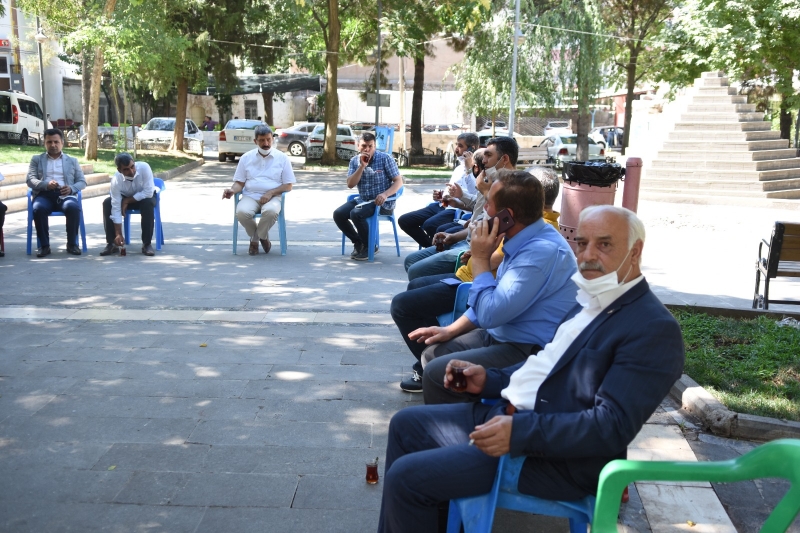 Urfa'da muhtarlar belediyenin önünde oturma eylemi başlattı