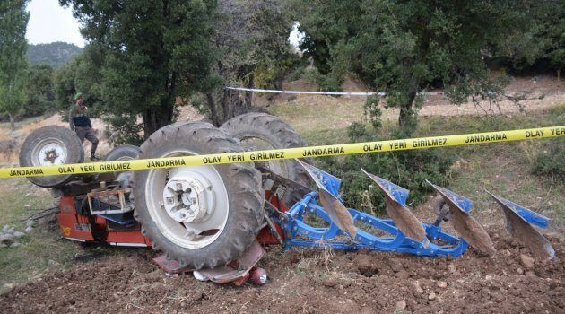 Urfa'da traktörün altında kalan sürücü hayatını kaybetti