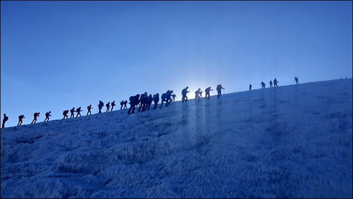 Urfadosklu kadın dağcı Ağrı Dağı 