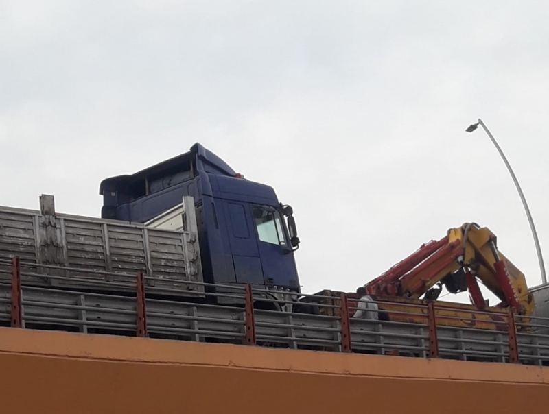 Üst geçitte kaza: Otomobil ve tır kafa kafaya çarpıştı