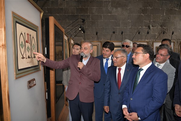 Vali Çiçek ve Başkan Büyükkılıç, Kelime-i Tevhid Hat Eserleri Sergisi’nin açılışını yaptı