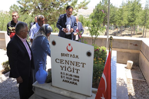 Vali Çiçek ve Başkan Büyükkılıç'tan 15 Temmuz şehitlerine vefa