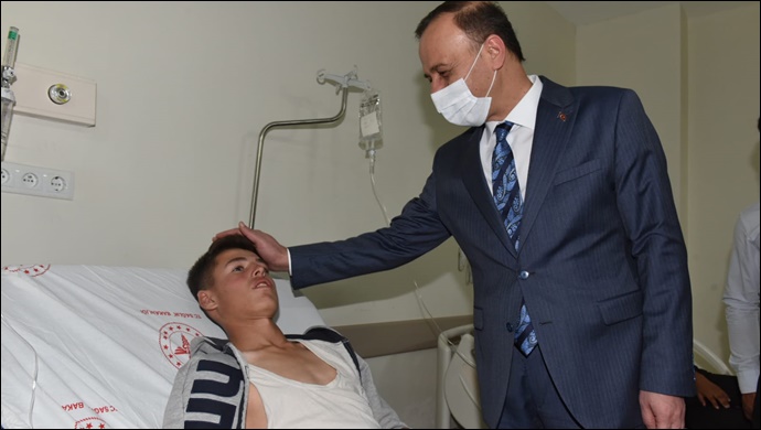 Vali Erin, Bozova’daki Kazada Yaralanan Öğrencileri Ziyaret Etti-(VİDEO)