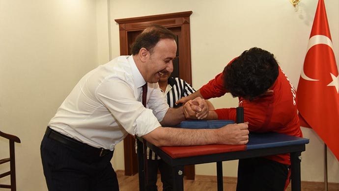 Vali Erin, Şampiyon Bilek Güreşçiyi Nakavt Etti-(VİDEO)