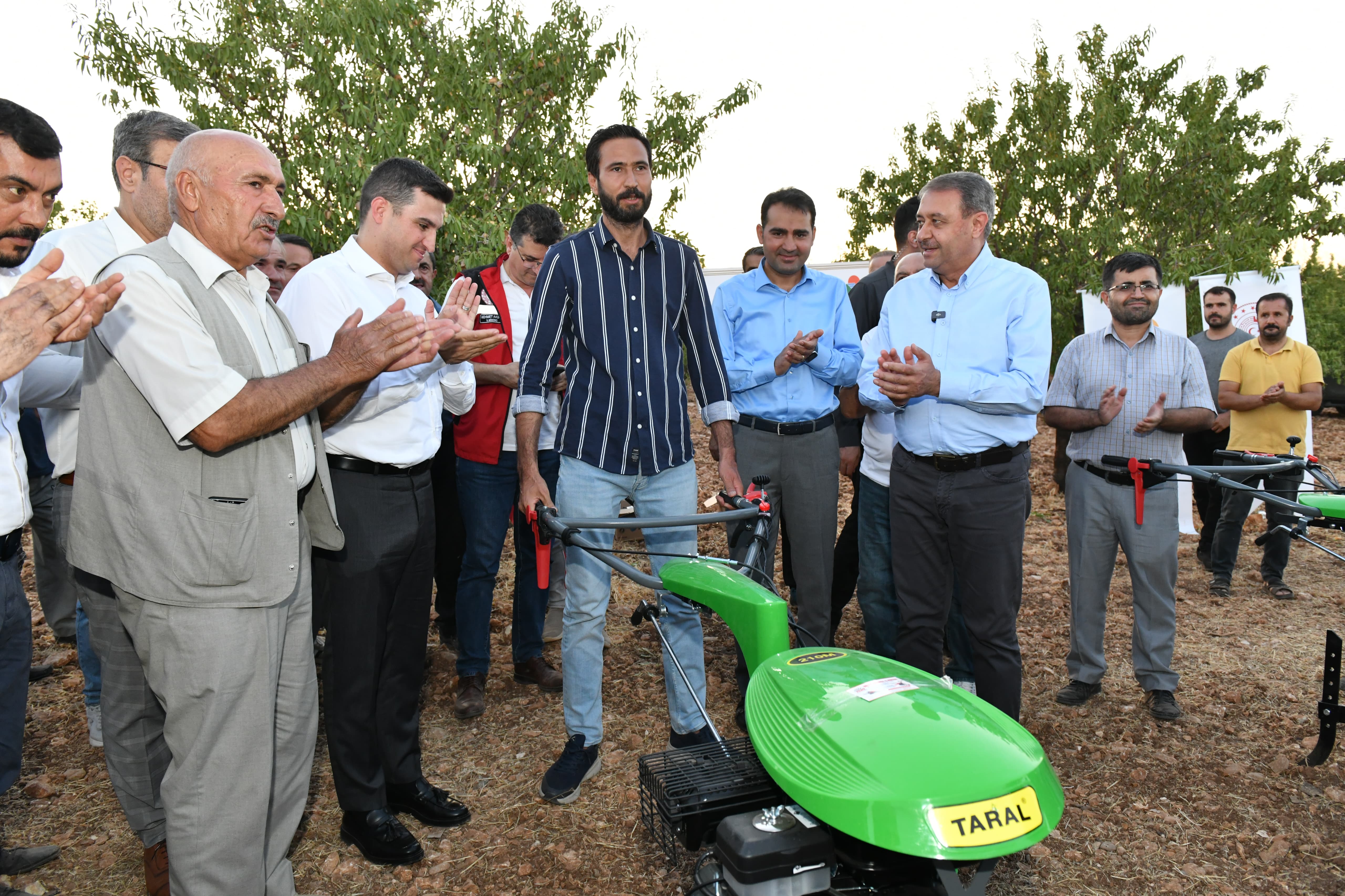 Vali Şıldak, Hilvan'da badem hasadına katıldı