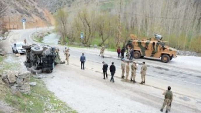 Van’da askeri araç devrildi