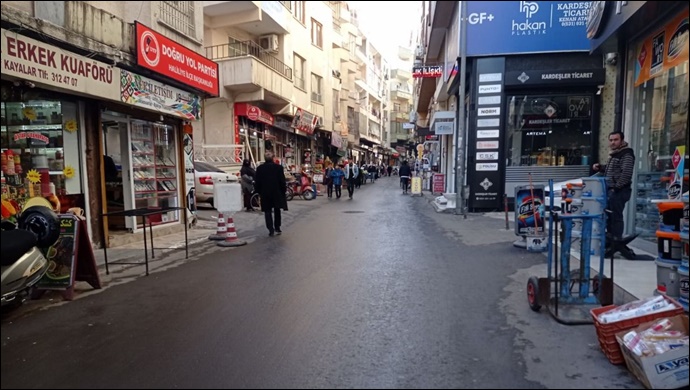 Vatandaş bu caddenin trafiğe kapatılmasını istiyor! Yetkililere vatandaştan çağrı var!