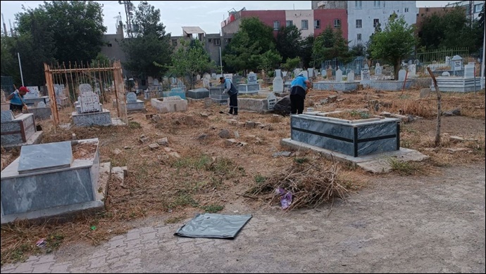 Viranşehir Belediyesi’nden mezarlıklarda genel temizlik çalışması