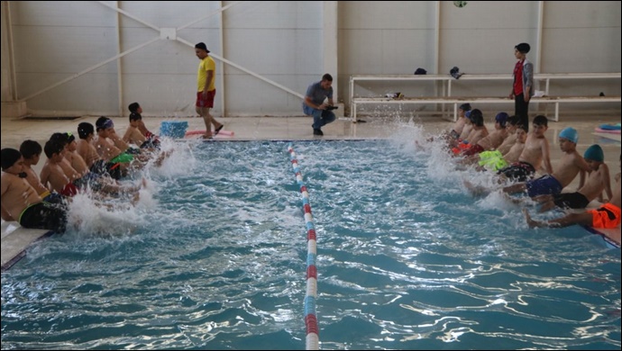 Viranşehir'de çocuklar, uzman eğitmenler eşliğinde ücretsiz yüzme öğreniyor