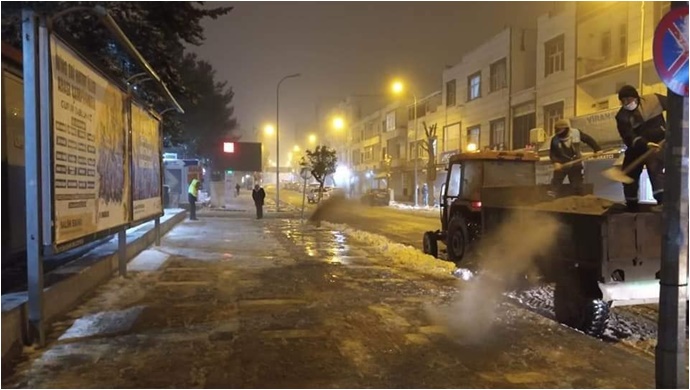 Viranşehir'de gece boyunca tuzlanma çalışmaları devam etti