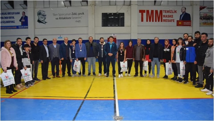 Viranşehir'de masa tenisi turnuvasında dereceye girenlere ödülleri verildi