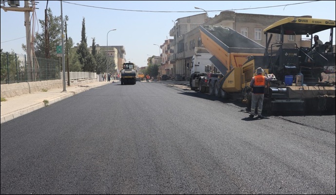 Viranşehir'de sıcak asfalt serim çalışmaları başladı