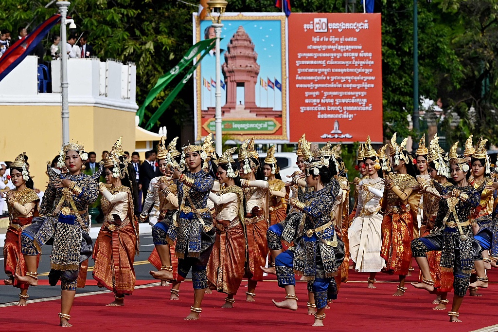 Xi'den Kamboçya liderlerine 70. yıldönümü için tebrik
