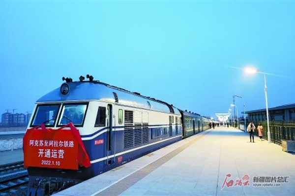 Xinjiang Uygur Özerk Bölgesi’nde Aksu-Aral demiryolu hattı hizmete girdi