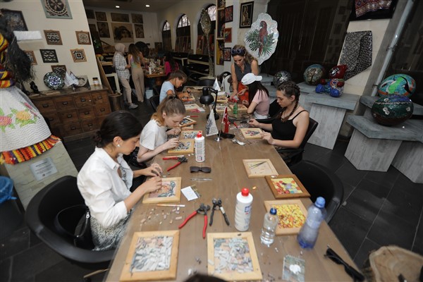 Yabancı sanatseverler, Gaziantep’te mozaik sanatının inceliklerini öğreniyor