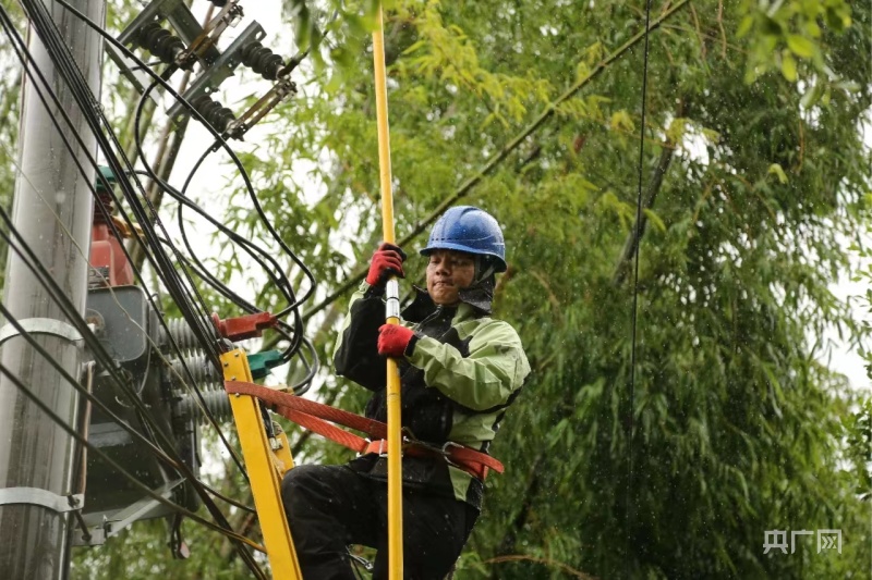Yağmur tayfun demeden çalışan emekçiler
