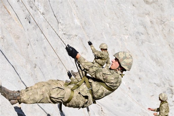 Yedek Subay ve Astsubay adayları, Komando Temel Kursu Tatbikatı icra etti
