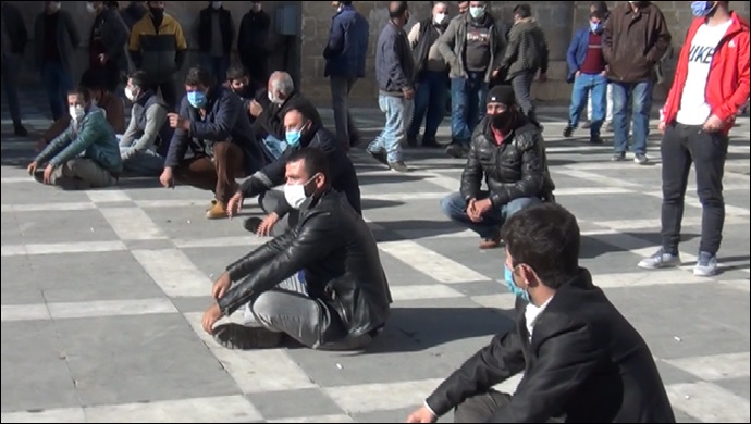 Yerleri değişen hurdacılar belediye önünde eylem yaptı