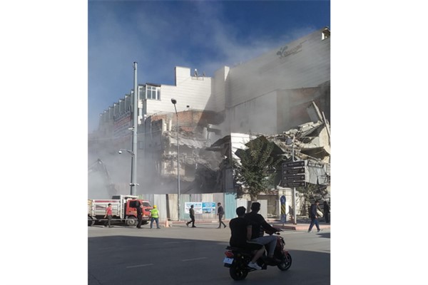 Yıkım çalışmasında molozlar yola devrildi