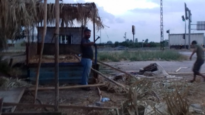 Yol kenarındaki tezgahları zabıtalarca kaldırıldı