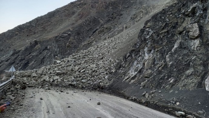 Yüksekova yolu ulaşıma kapandı