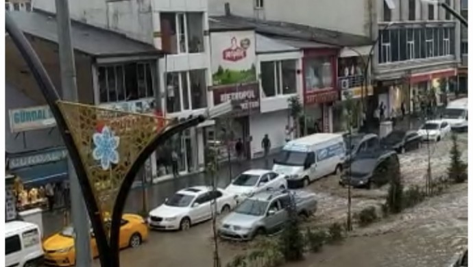 Yüksekova’da da sel etkili oldu
