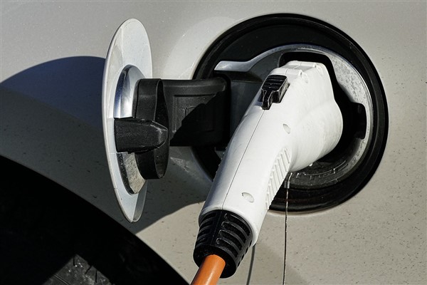 Yükselen yakıt fiyatları elektrikli araçların popülerliğini artırıyor