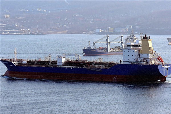Yunanistan bayraklı ürün tankeri İskenderun’da karaya oturdu