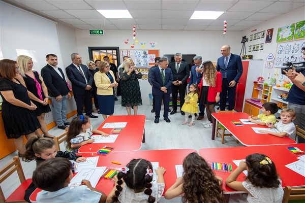 Yüzlerce çocuk evinin bahçesinde eğitim görüyor