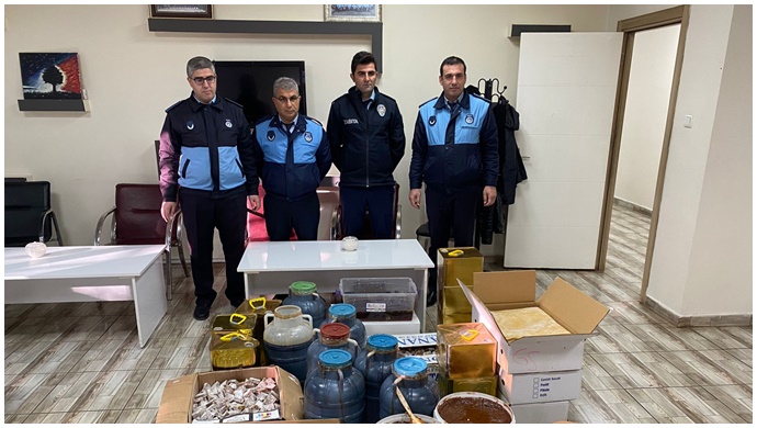 Zabıta ekipleri içeriği belirsiz ürünleri imha etti