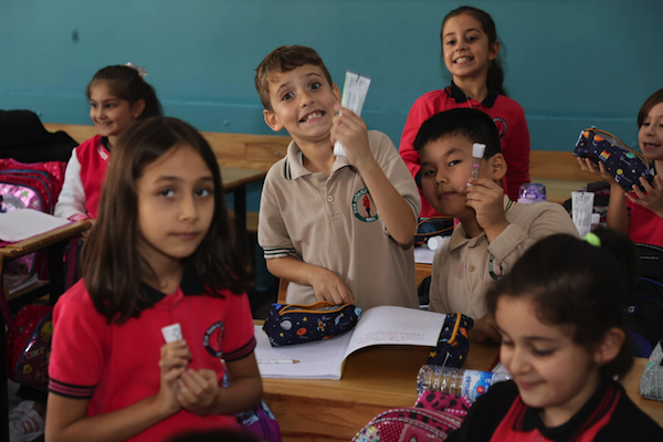 Zeytinburnu Belediyesi, ilkokullara ücretsiz ağız ve diş sağlığı bakım seti dağıttı