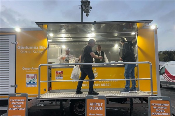 Zeytinburnu’nda güne sıcak çorba ikramı ile başlıyorlar