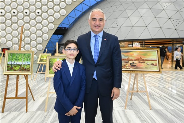Bakan Ersoy, küçük ressam Talha'nın yağlı boya resim sergisini ziyaret etti