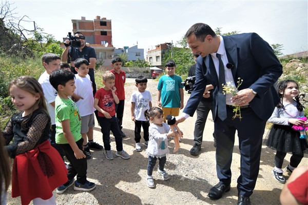 Başkan Eşki, Altındağ Merkez Mahallesi’ndeki çocuklara oyuncak dağıttı