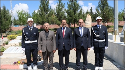 Başkanvekili Av. Ahmet Aksoy şehitler anıtına çelenk sunma törenine katıldı