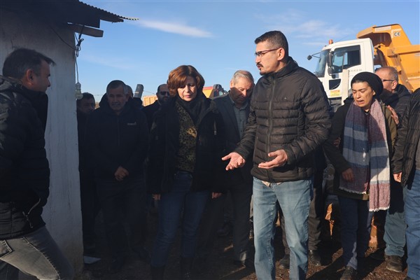 Eskişehir Büyükşehir Belediyesi çalışanları, yangında evini kaybeden aileyi ziyaret etti