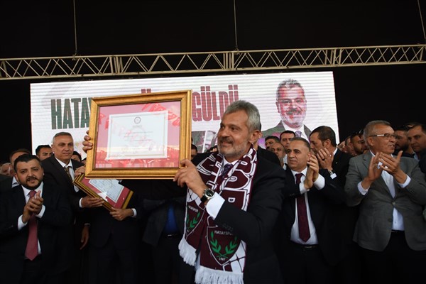 Hatay Büyükşehir Belediye Başkanı Öntürk mazbatasını aldı