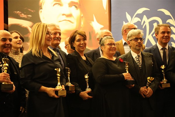 İsmet Küntay Tiyatro Ödülleri’nden Şehir Tiyatroları’na Cumhuriyetin 100. Yılı Özel Ödülü
