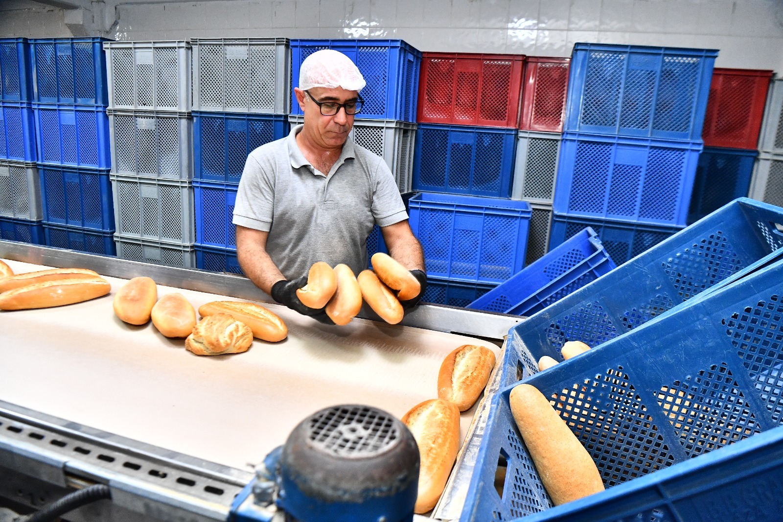 İzmir'de Halk Ekmek'te 7 TL olan ekmek fiyatı 5 TL’ye indi